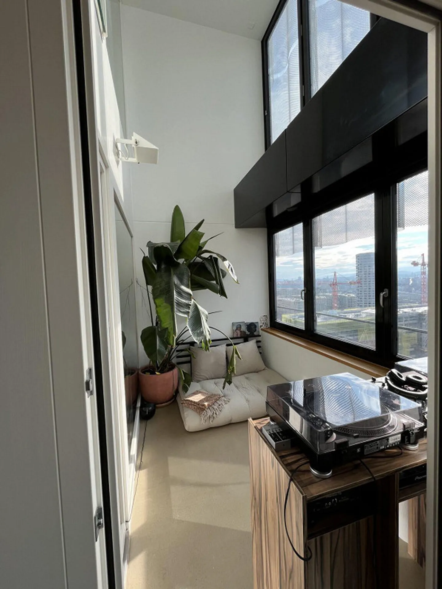 Modern, high-quality maisonette city apartment with loggia - Photo 3 of 10