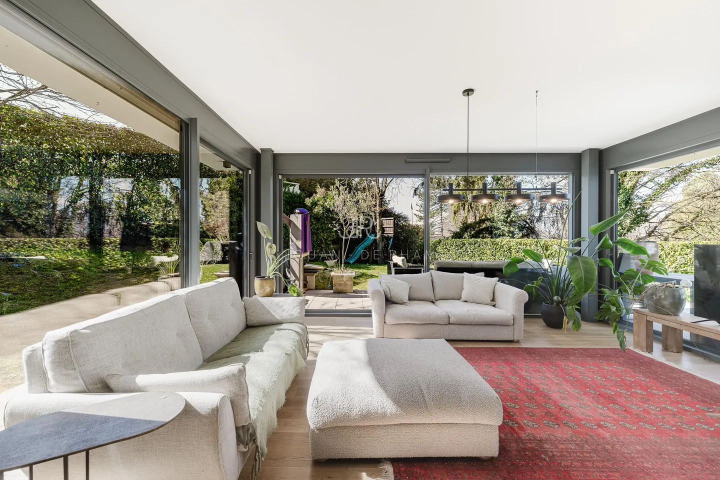 Superb contemporary family villa - Photo 3 of 10