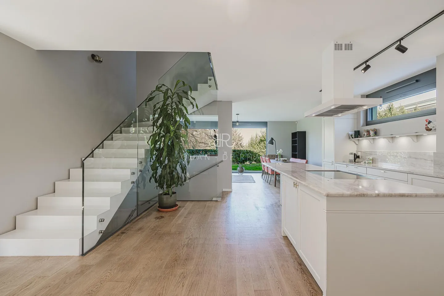 Superb contemporary family villa - Photo 4 of 10