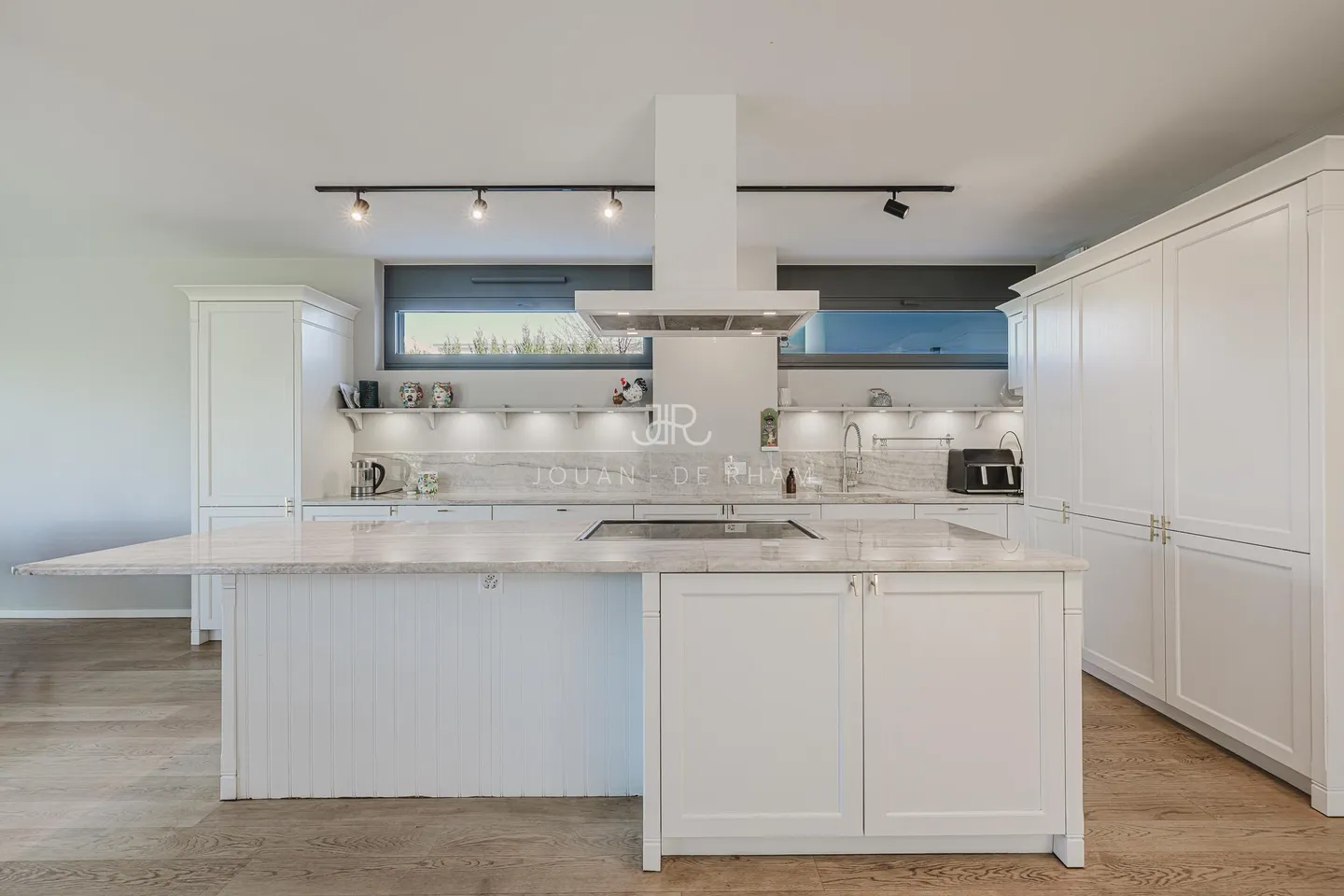 Superb contemporary family villa - Photo 1 of 10