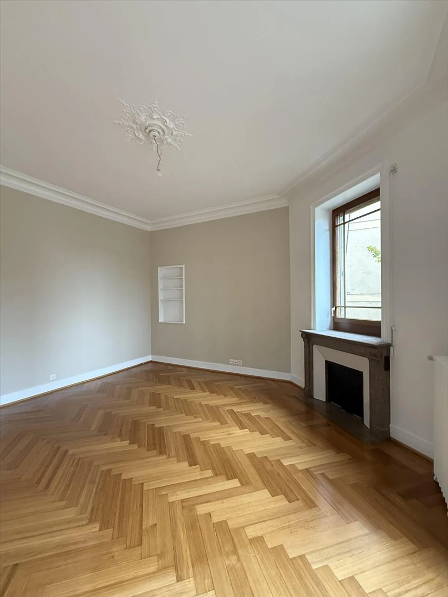 Bel objet d'environ 171m2 situé au 1er étage, en plein coeur du Quartier de Cham - Photo 7 sur 7