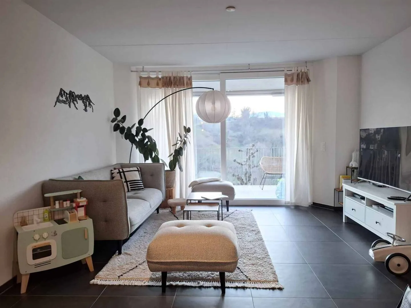Charming Apartment with Balcony - Photo 2 of 4