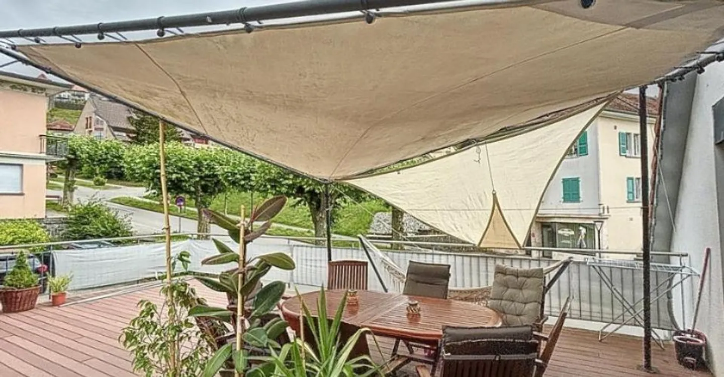 Bright 2-room apartment with character and 59m² terrace! - Photo 1 of 8