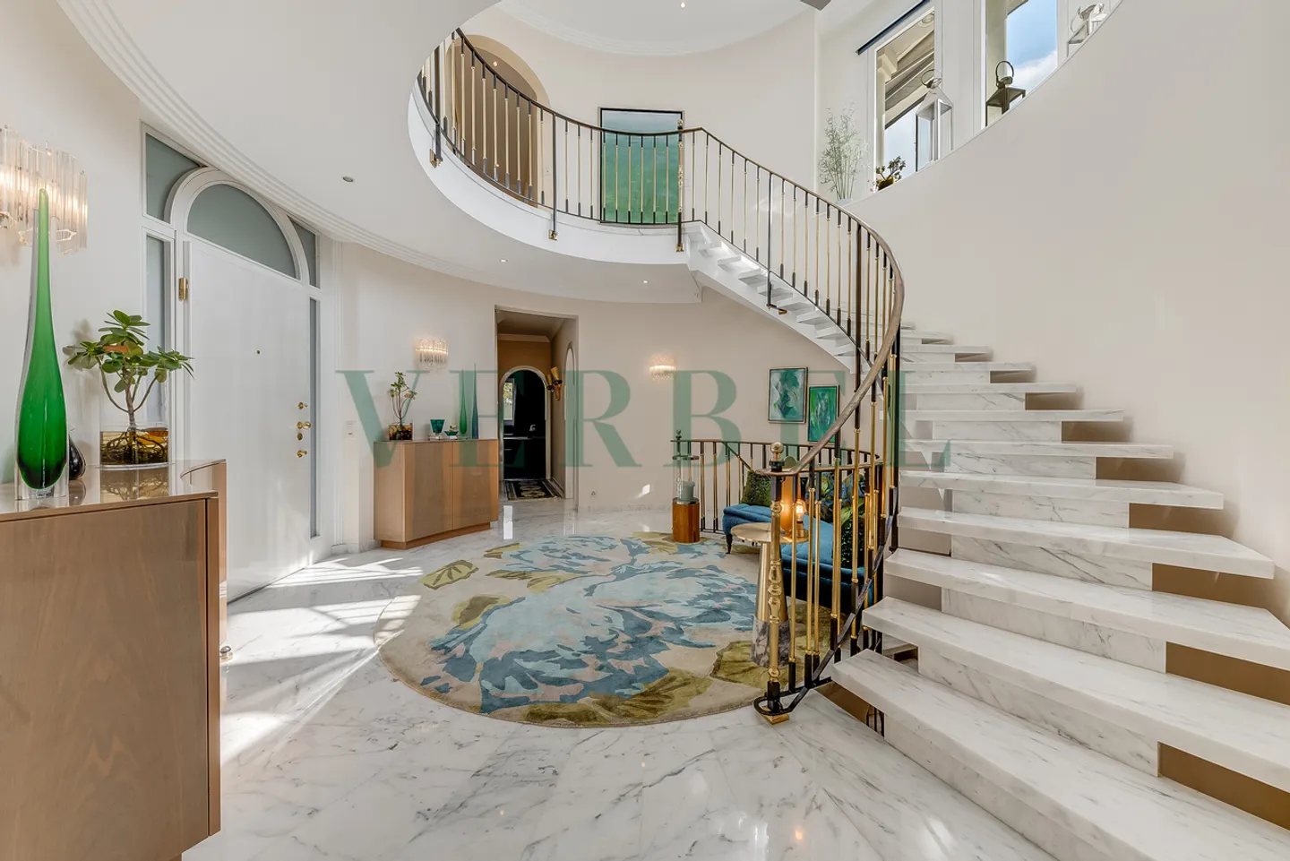 Prestigious Villa with Lake View - Photo 4 of 13