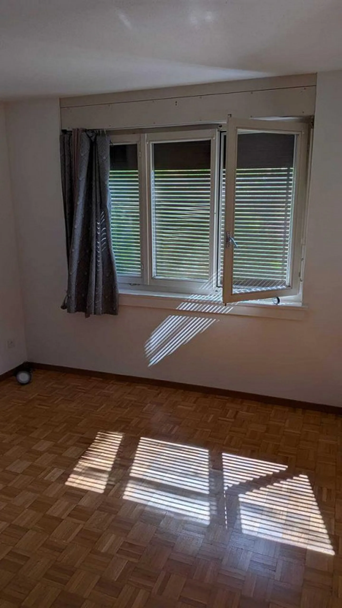 Grosszügige 2.5-Zimmerwohnung im Erdgeschoss mit Terasse - Foto 2 von 5