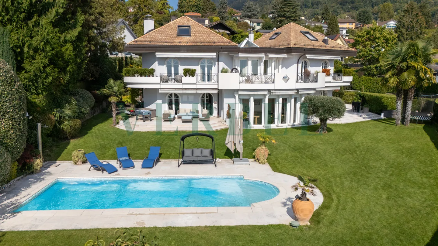 Prestigious Villa with Lake View - Photo 3 of 13