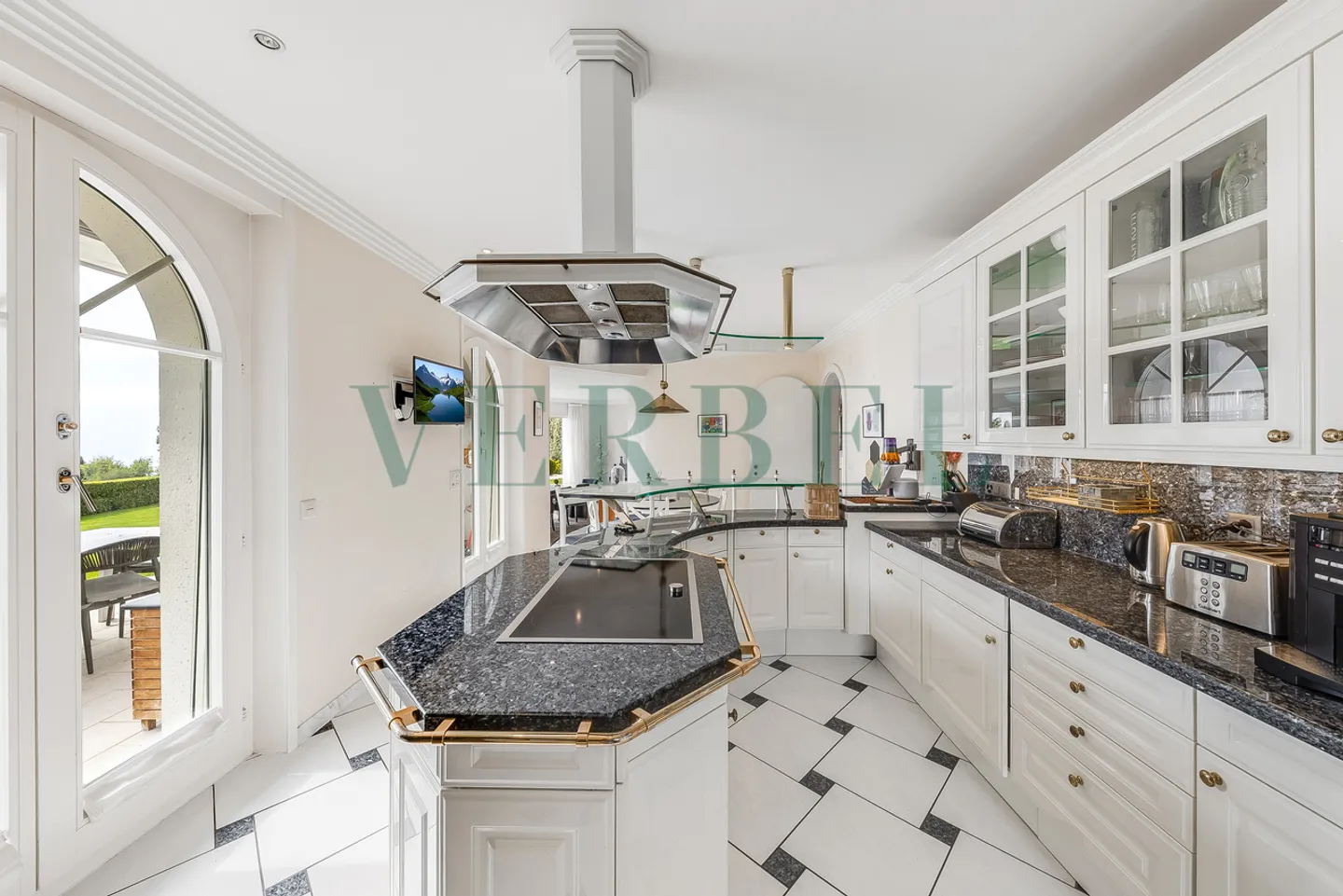 Prestigious Villa with Lake View - Photo 10 of 13