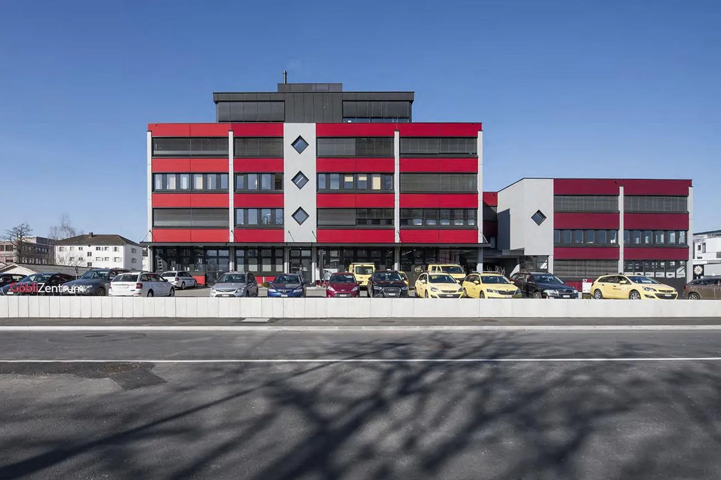 812 m2 d'espace commercial/bureau avec élévateur à marchandises et rampes - Photo 1 sur 11