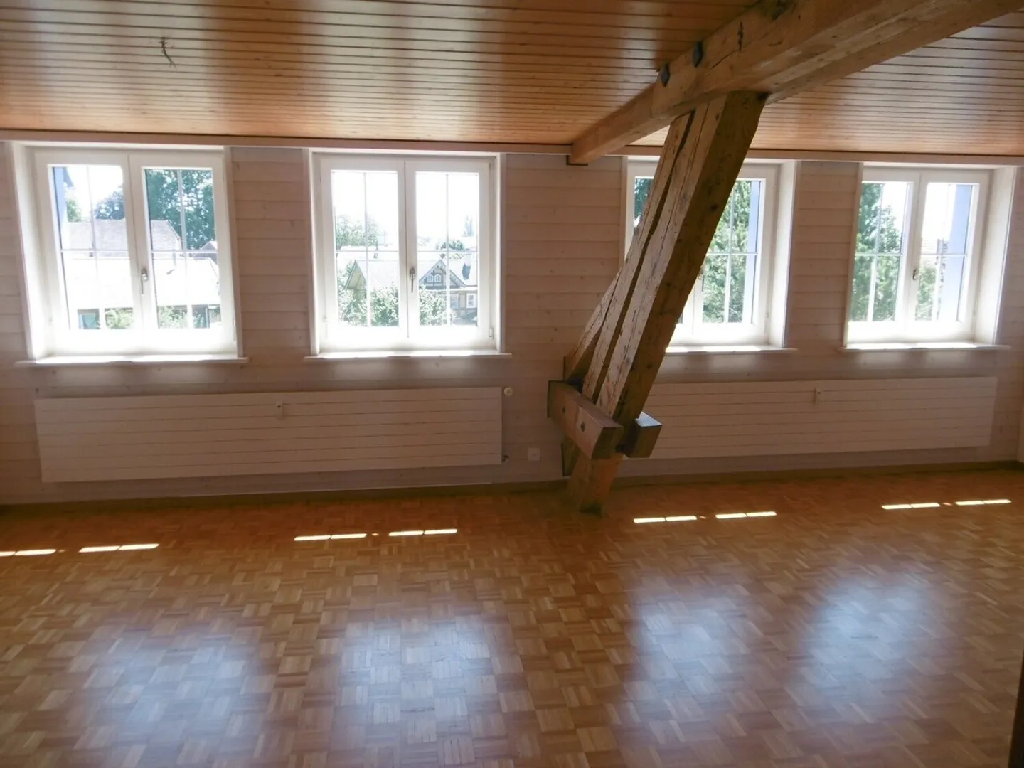 Attraktive 4.5-Zimmer-Maisonette-Wohnung in Utzenstorf (126 m2 im DG) - Foto 2 von 9