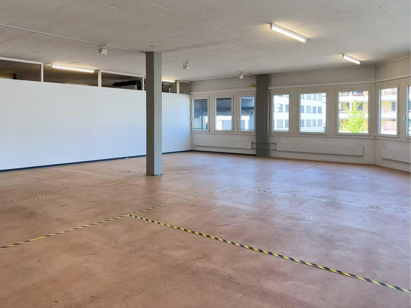 812 m2 d'espace commercial/bureau avec élévateur à marchandises et rampes - Photo 4 sur 11