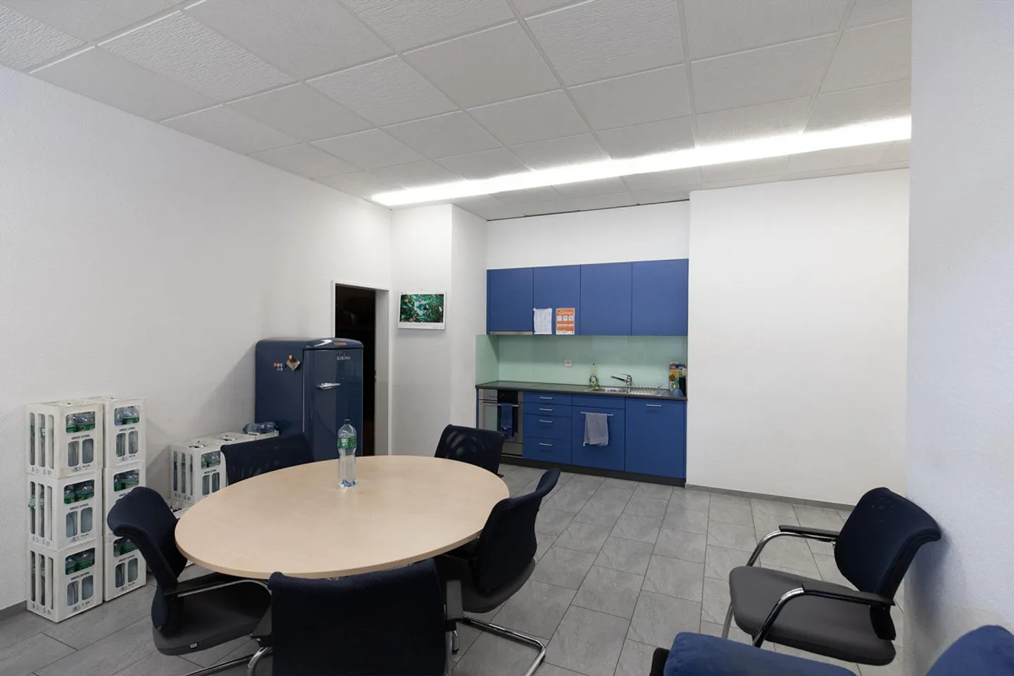 812 m2 d'espace commercial/bureau avec élévateur à marchandises et rampes - Photo 5 sur 11