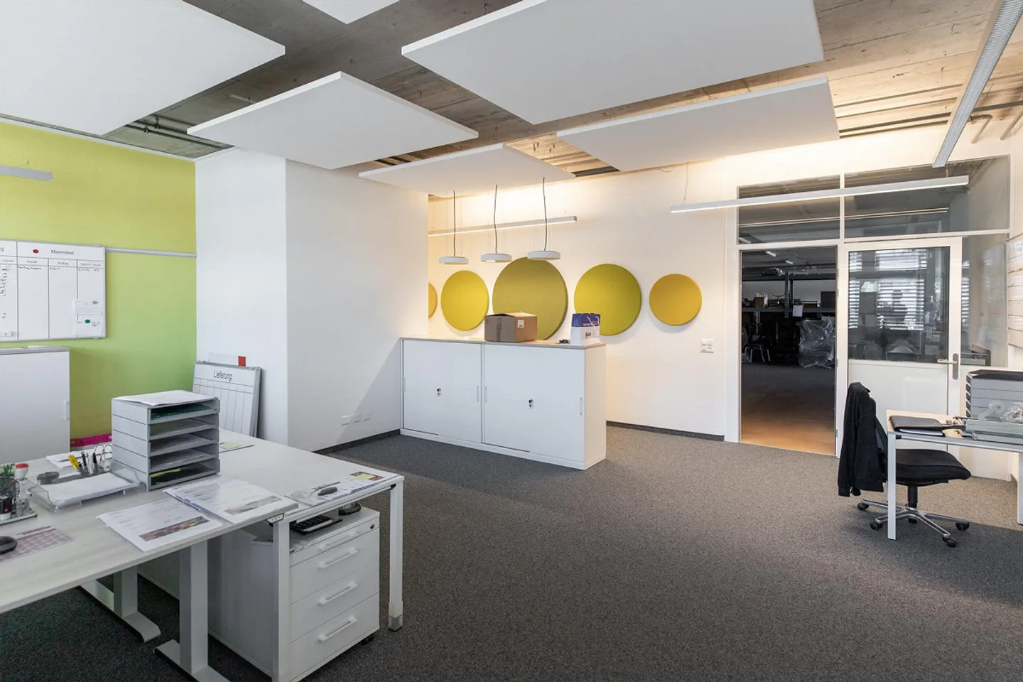 812 m2 d'espace commercial/bureau avec élévateur à marchandises et rampes - Photo 3 sur 11