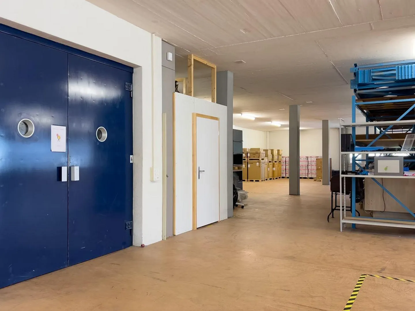 812 m2 d'espace commercial/bureau avec élévateur à marchandises et rampes - Photo 6 sur 11