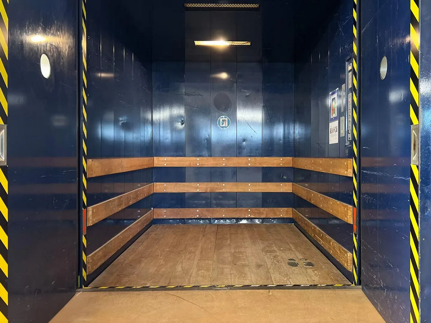 812 m2 d'espace commercial/bureau avec élévateur à marchandises et rampes - Photo 7 sur 11