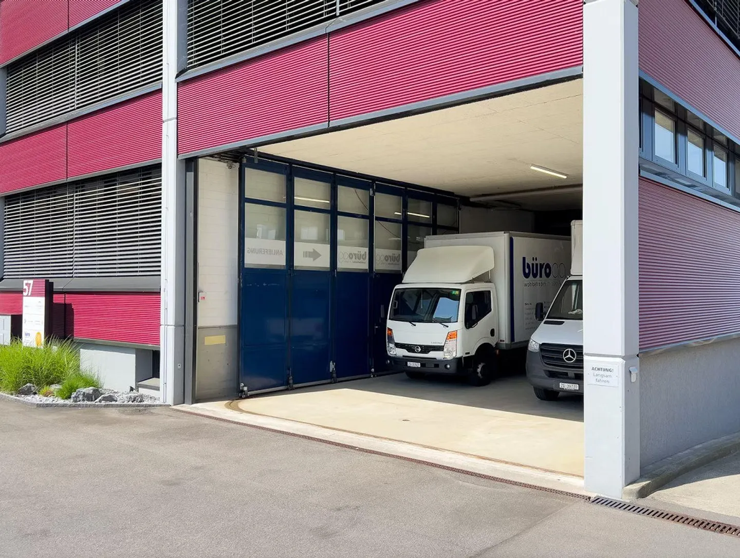 812 m2 d'espace commercial/bureau avec élévateur à marchandises et rampes - Photo 8 sur 11