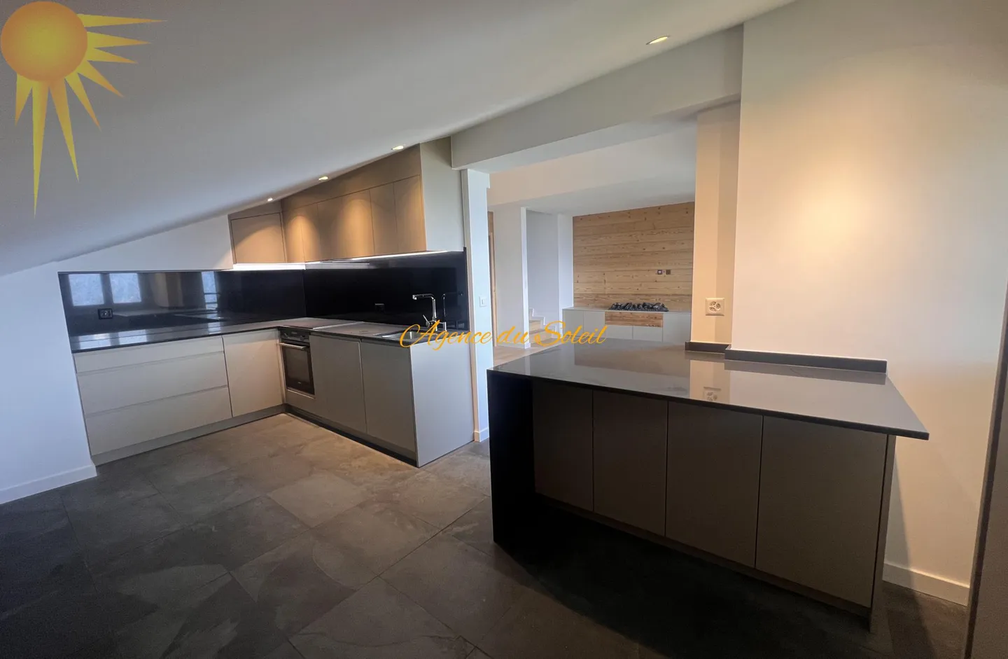 Superb penthouse duplex of 4.5 rooms, fully renovated in 2024! - Photo 12 of 30