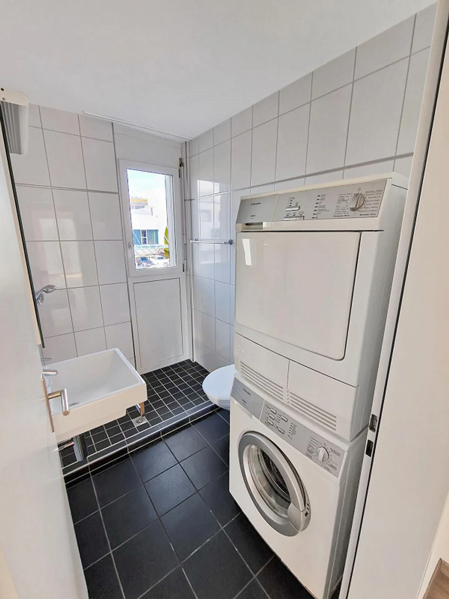 Moderno, in posizione centrale, inondato di luce, planimetrie generose - Foto 4 di 9