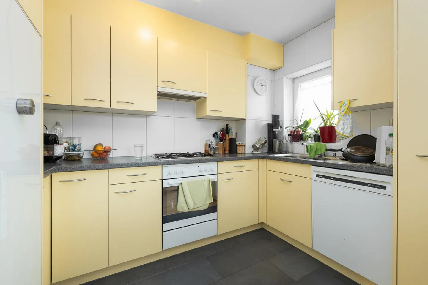 Mehrfamilienhaus mit Potenzial an ruhiger Lage - Foto 3 von 13
