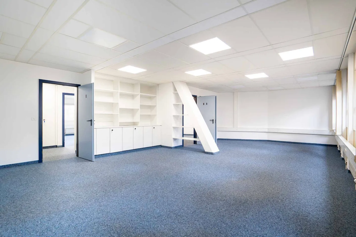 Espaces modulaires à partir de 75 m² sur un axe principal très fréquenté - Photo 2 sur 4