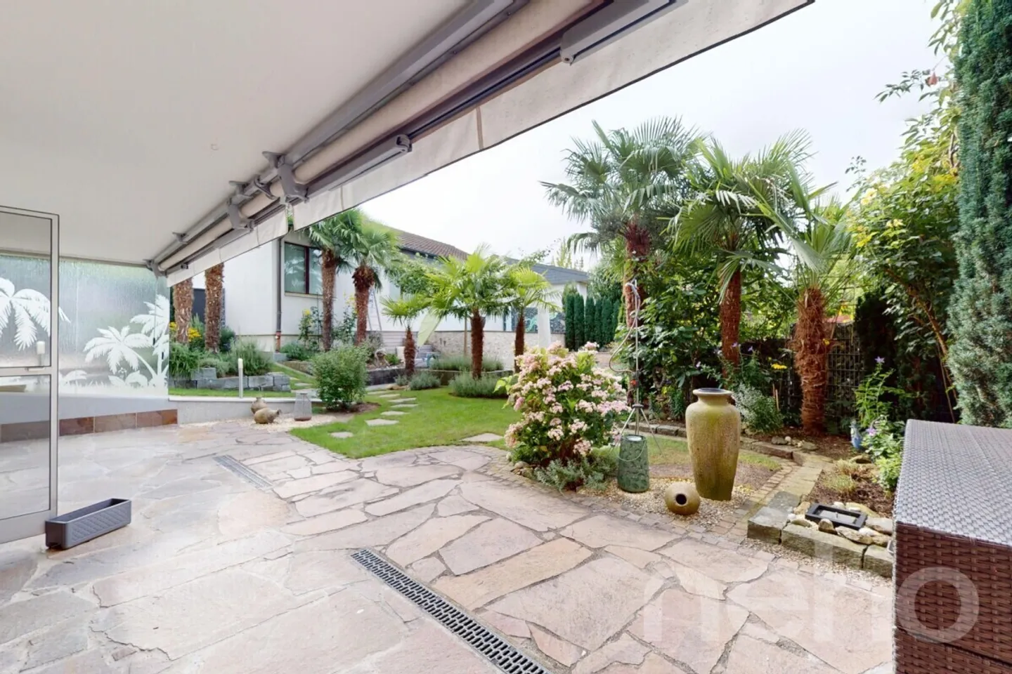 Appartement de jardin unique avec piscine extérieure - Photo 1 sur 12