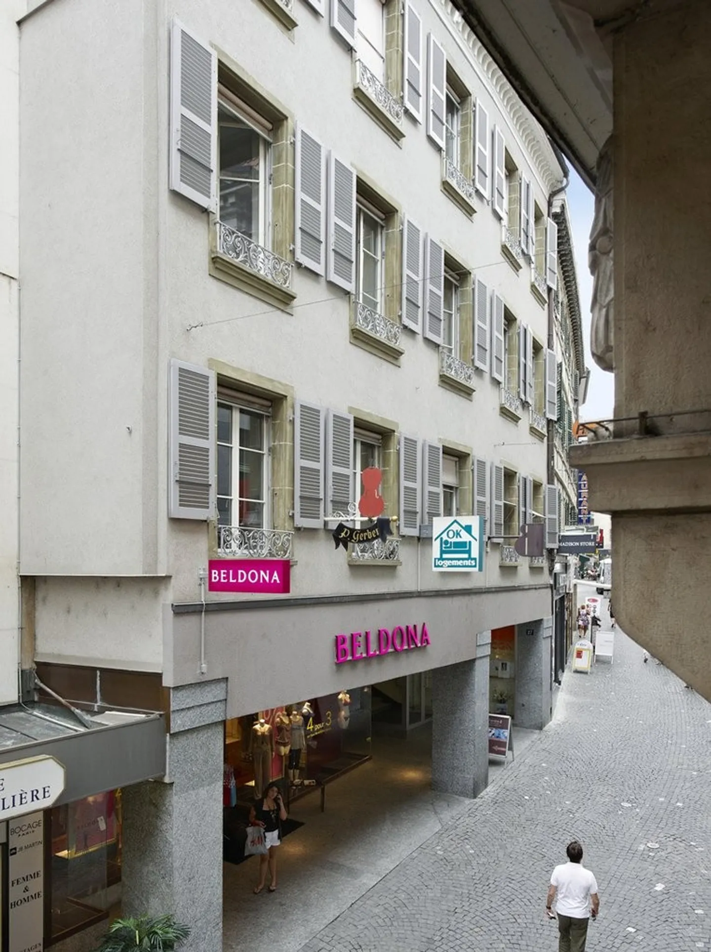 Schöne Arkade im Stadtzentrum von Lausanne - Foto 2 von 5