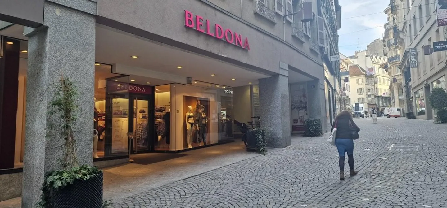 Schöne Arkade im Stadtzentrum von Lausanne - Foto 3 von 5