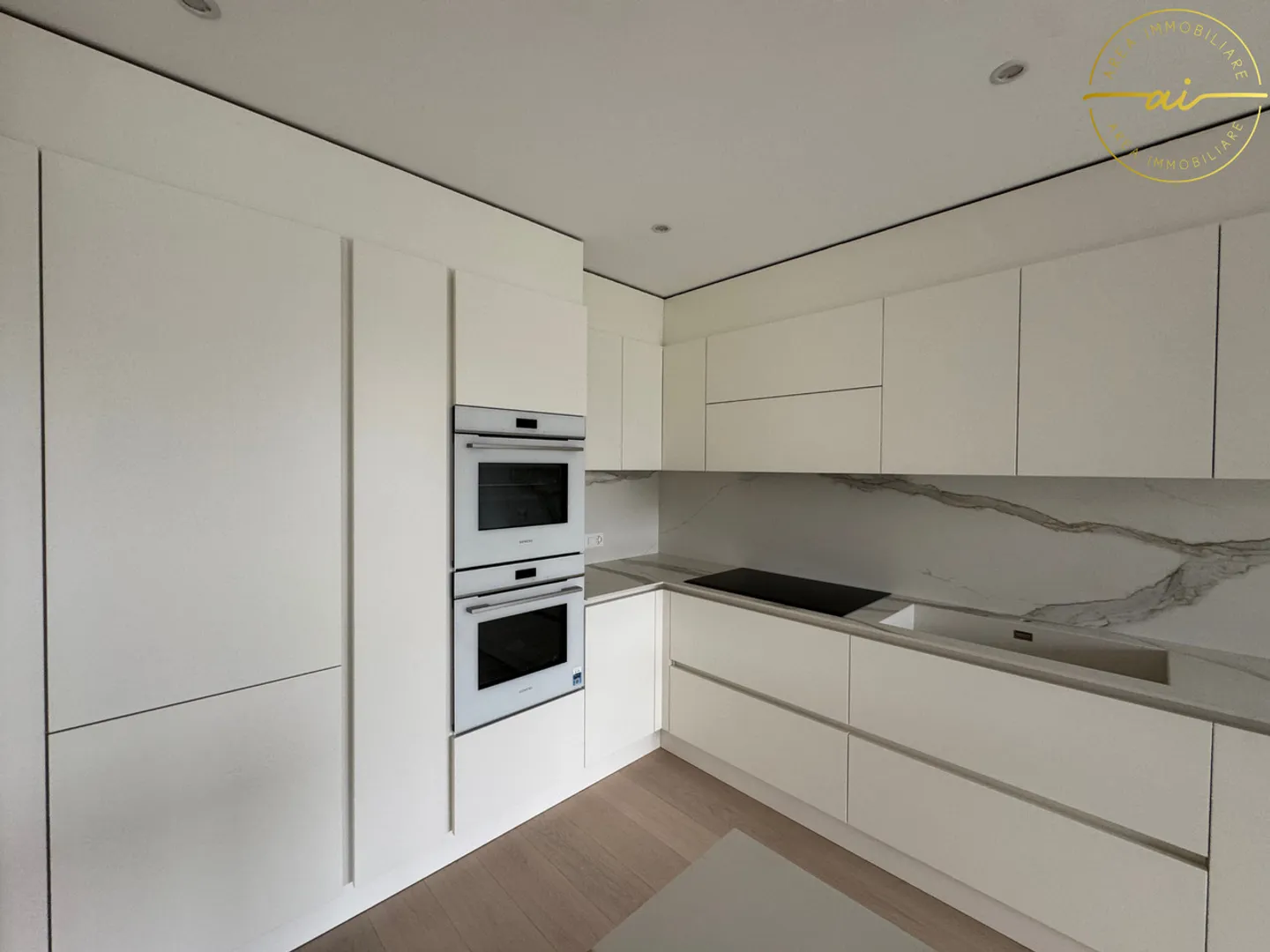 Exclusive 4.5 Room Apartment with Lake View - Photo 4 of 13