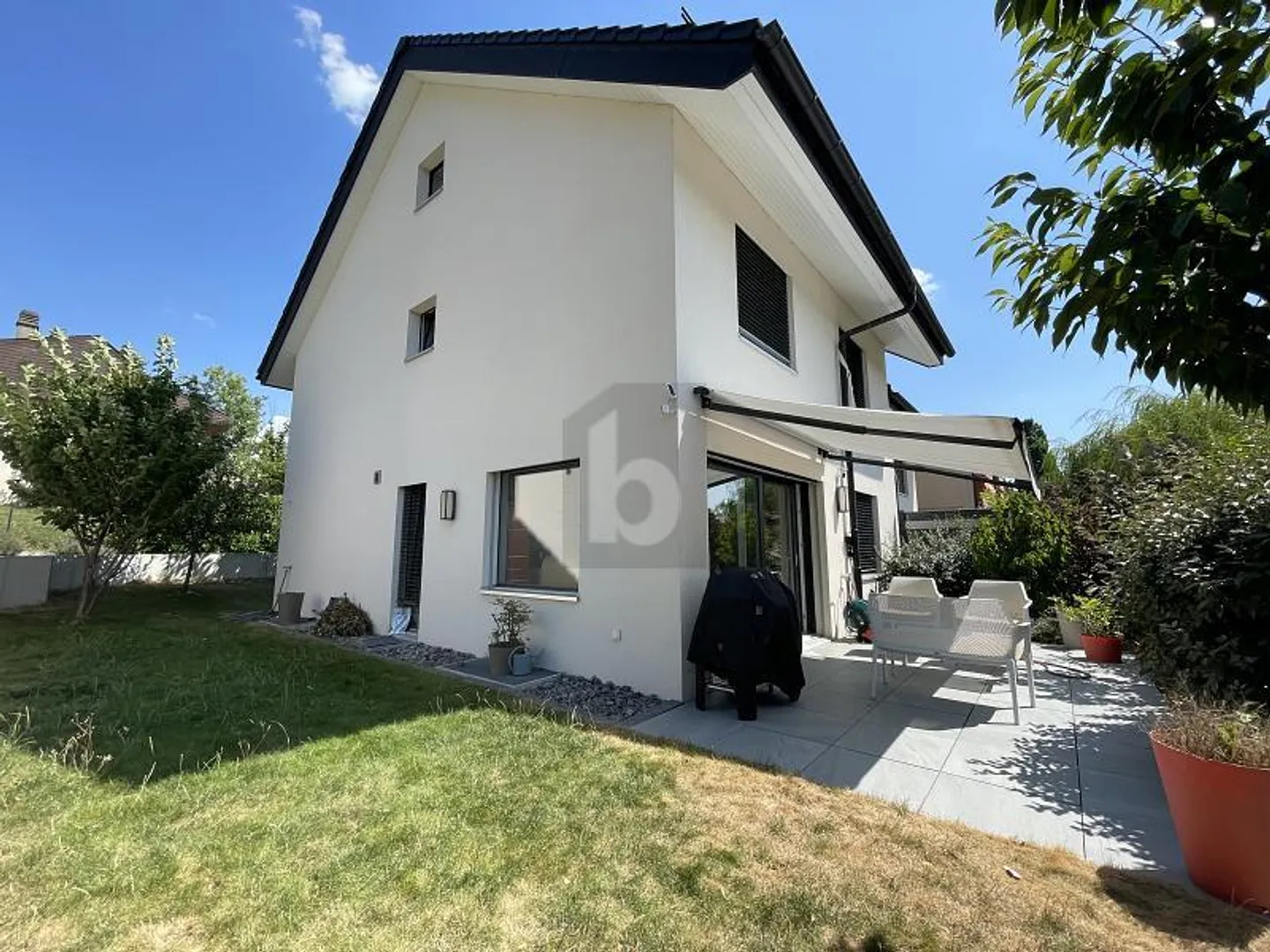 MAGNIFIKANTES REIHENHAUS MIT GARTEN IN PENTHAZ - Foto 1 von 6