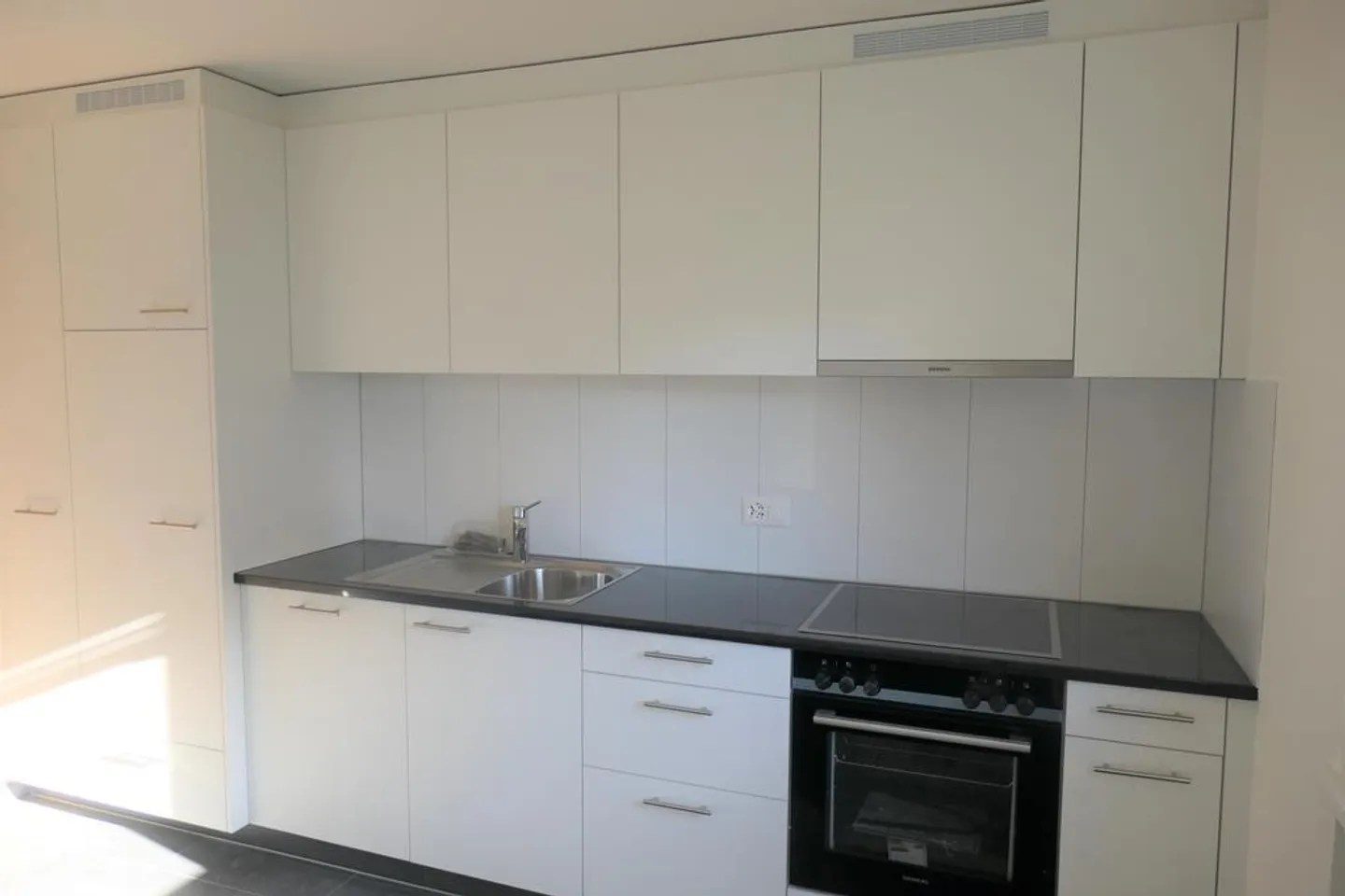 Renovated 2.5-room apartment on the 2nd floor with balcony - Photo 1 of 7