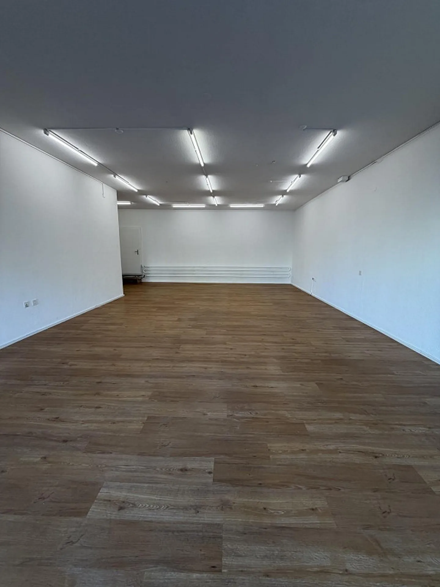 Spazio commerciale incluso area di stoccaggio in proprietà ristrutturata - Foto 3 di 10