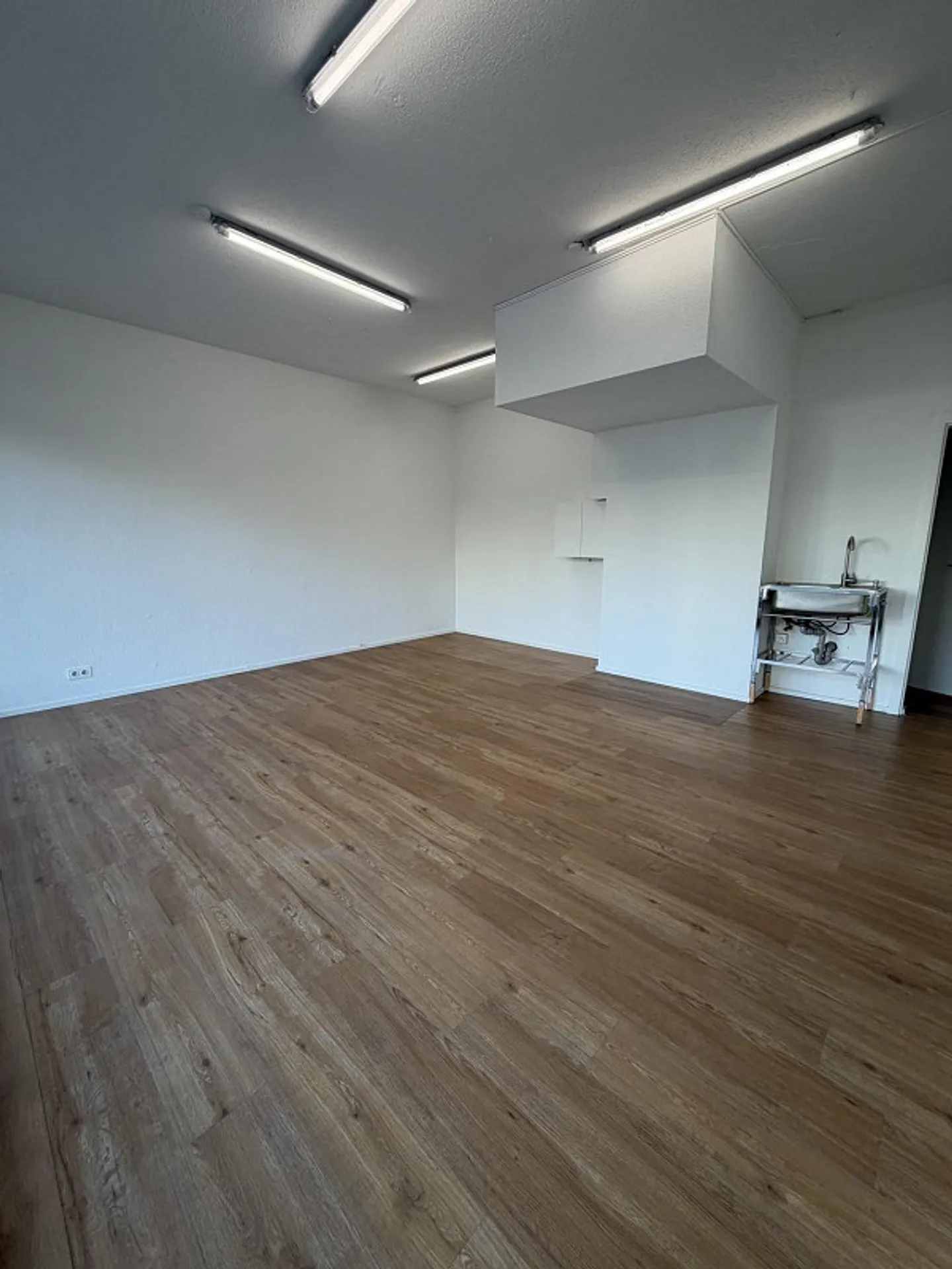Spazio commerciale incluso area di stoccaggio in proprietà ristrutturata - Foto 7 di 10