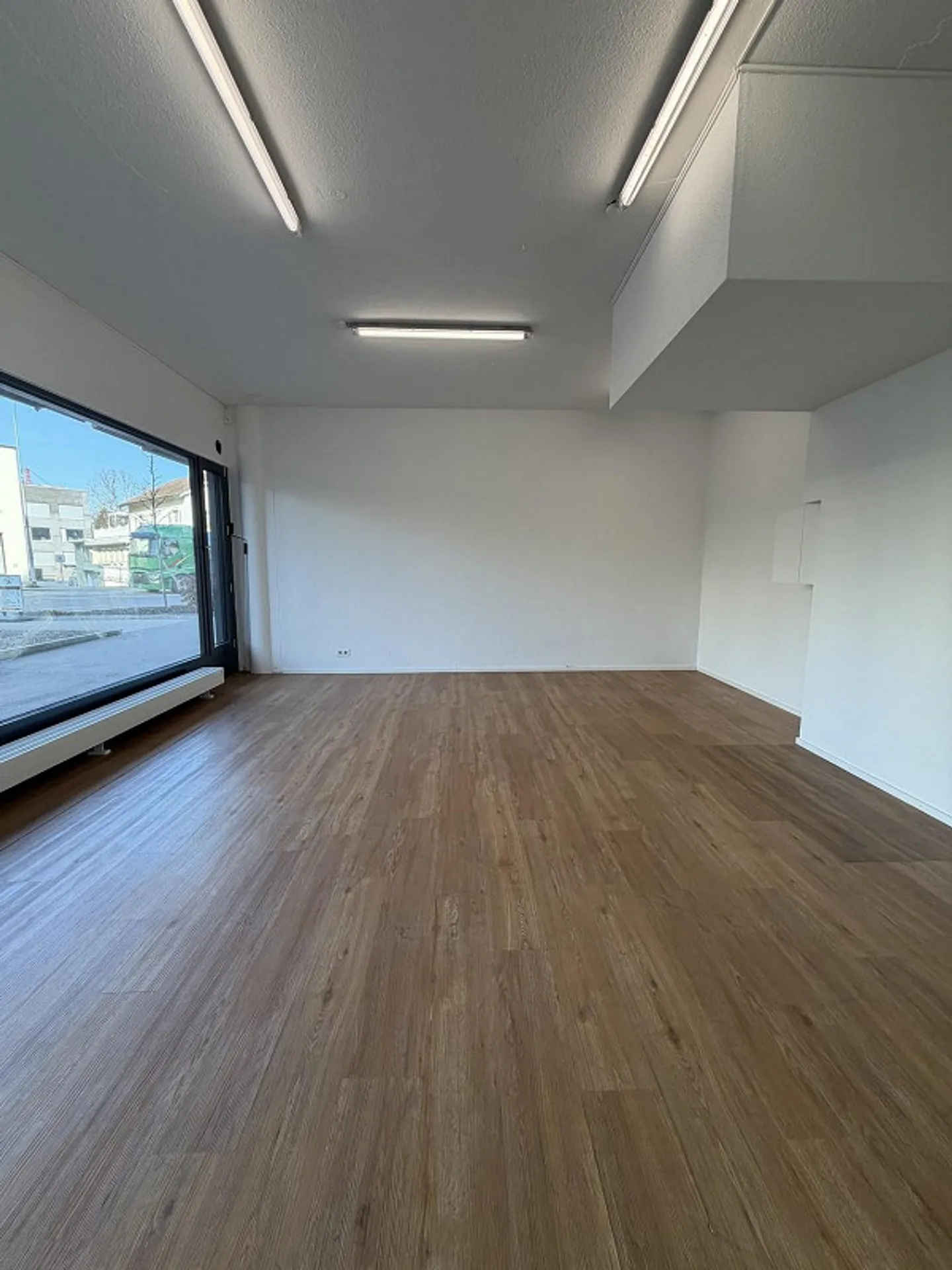 Spazio commerciale incluso area di stoccaggio in proprietà ristrutturata - Foto 6 di 10