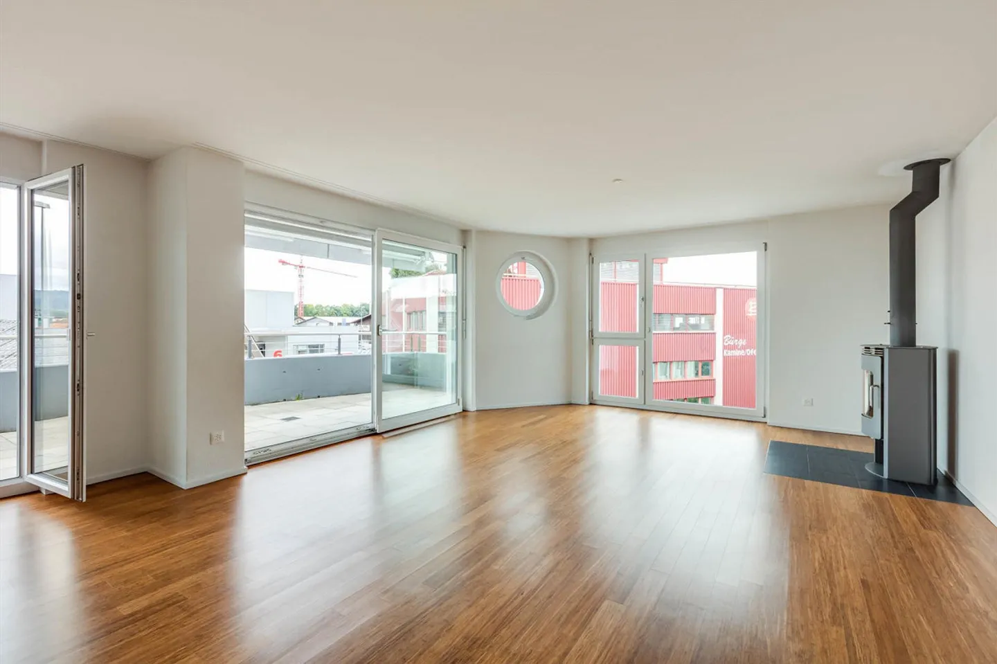Modernes Apartment mit Balkon - Foto 3 von 10