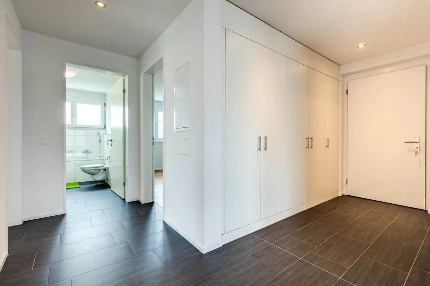 Modernes Apartment mit Balkon - Foto 4 von 10