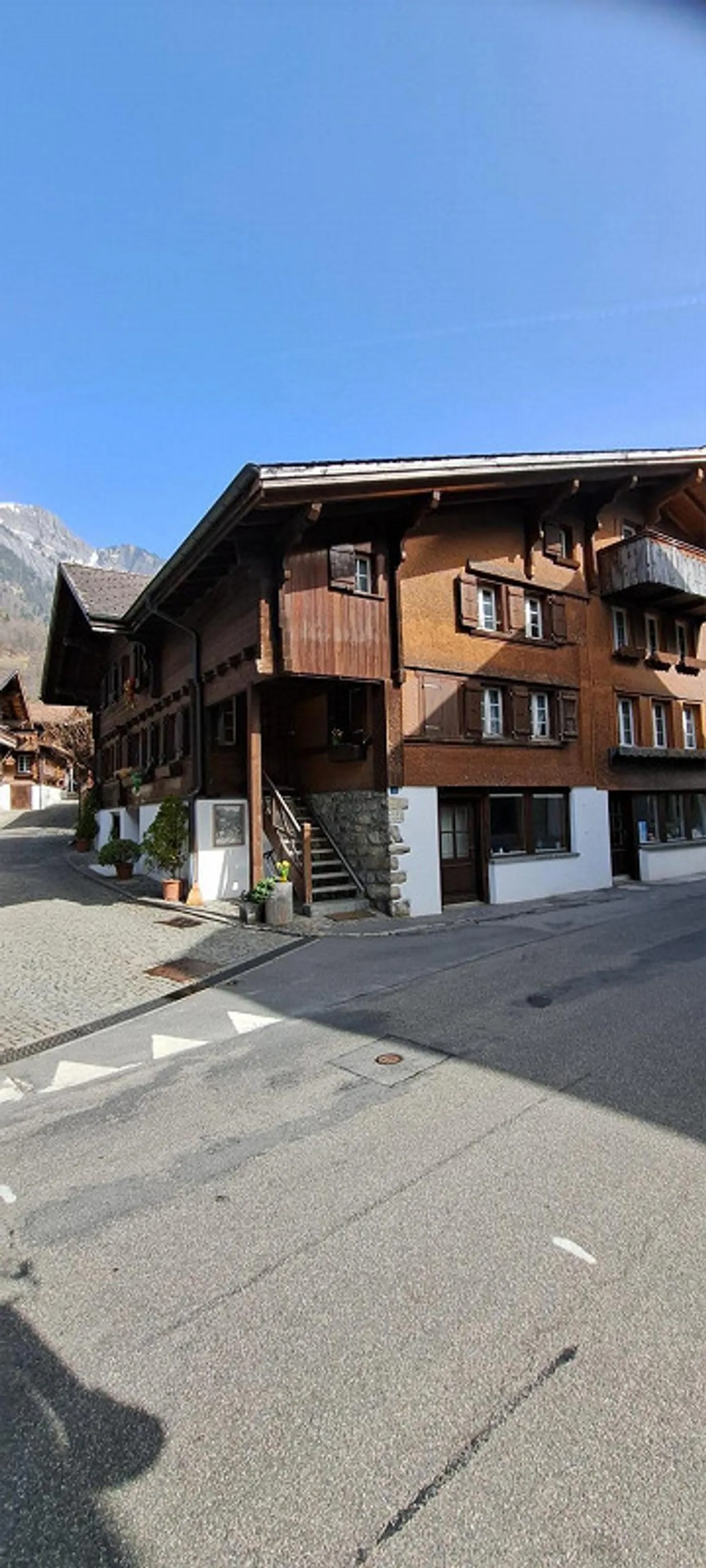 Bellissimo appartamento di 2,5 stanze con galleria sul lago di Brienz - Foto 2 di 17