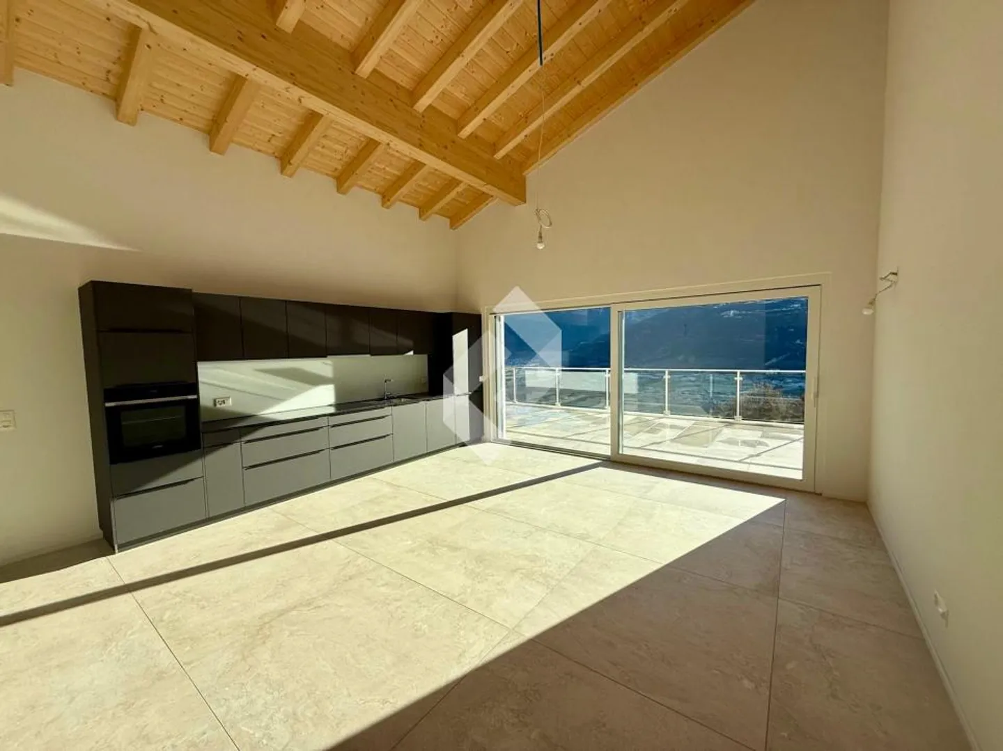 Piccola PSA nei vigneti, soffitta sotto il tetto - Foto 1 di 13