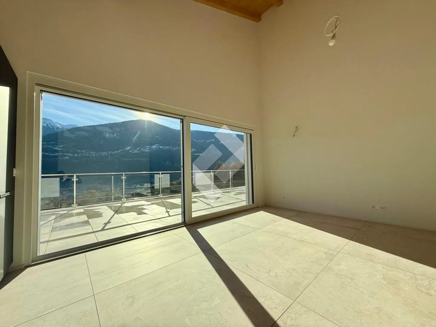 Piccola PSA nei vigneti, soffitta sotto il tetto - Foto 2 di 13