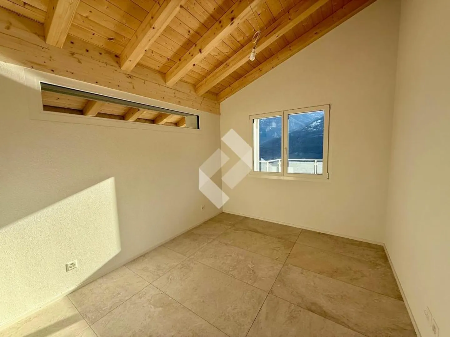 Piccola PSA nei vigneti, soffitta sotto il tetto - Foto 4 di 13