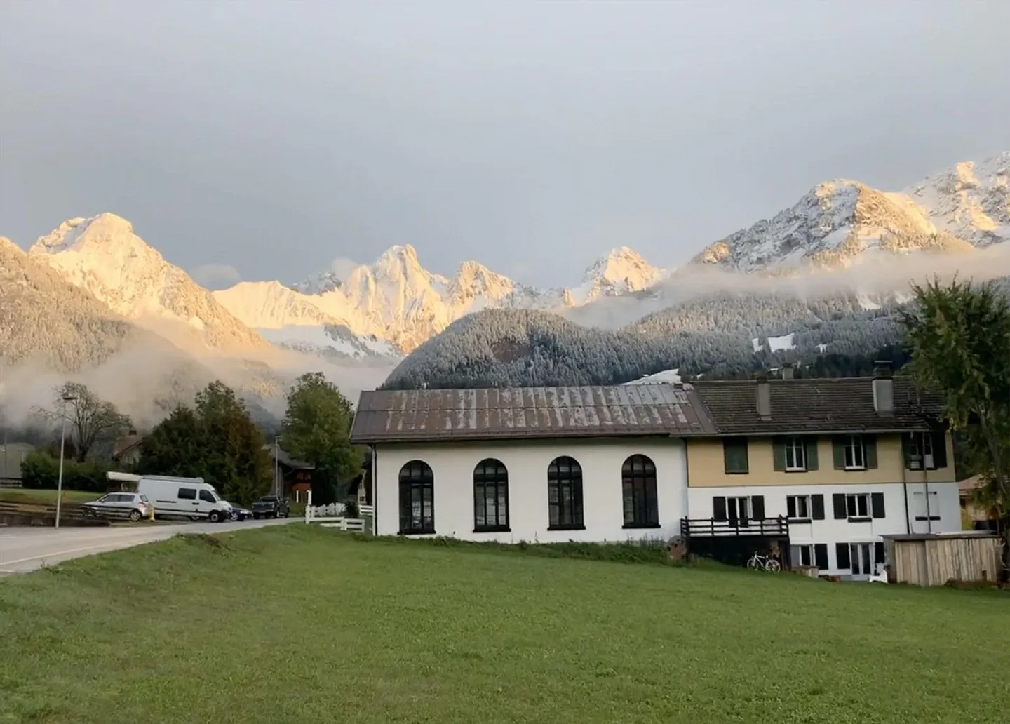 Künstlervilla in Chateau d'Oex mit Eleganz und Inspiration - Foto 1 von 11