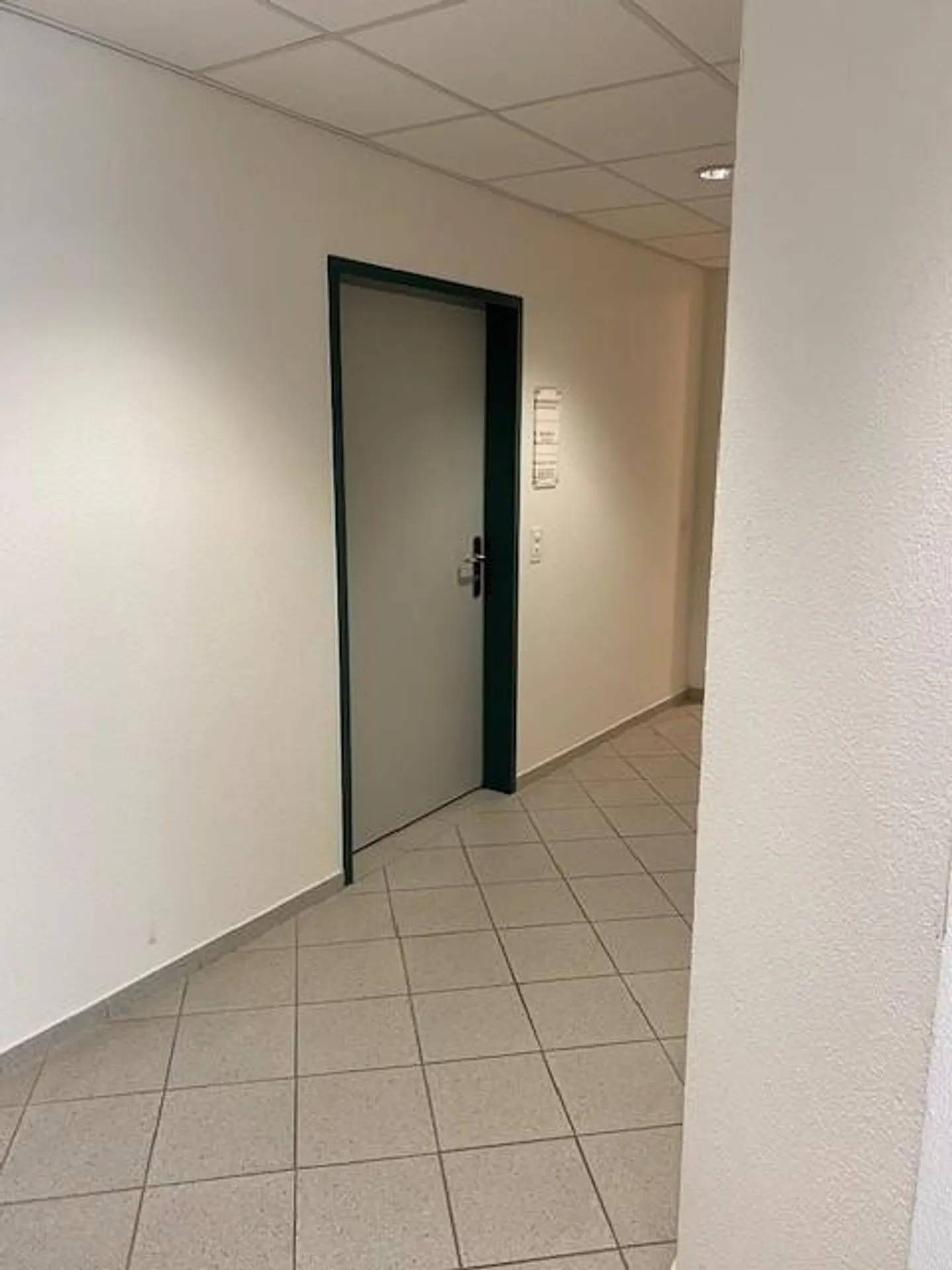 Locaux de bureau/pratique attrayants au centre - Photo 2 sur 13