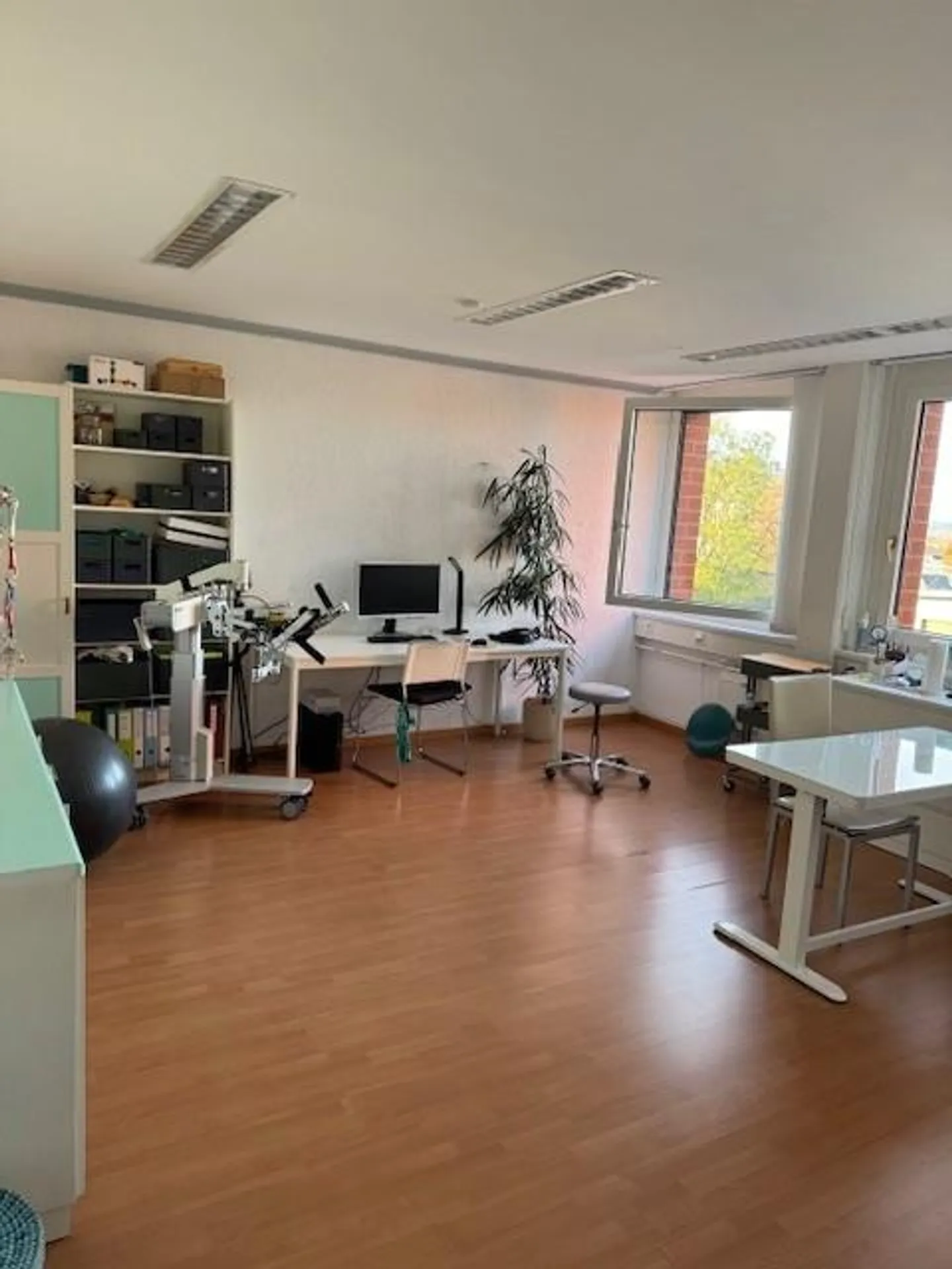 Locaux de bureau/pratique attrayants au centre - Photo 4 sur 13