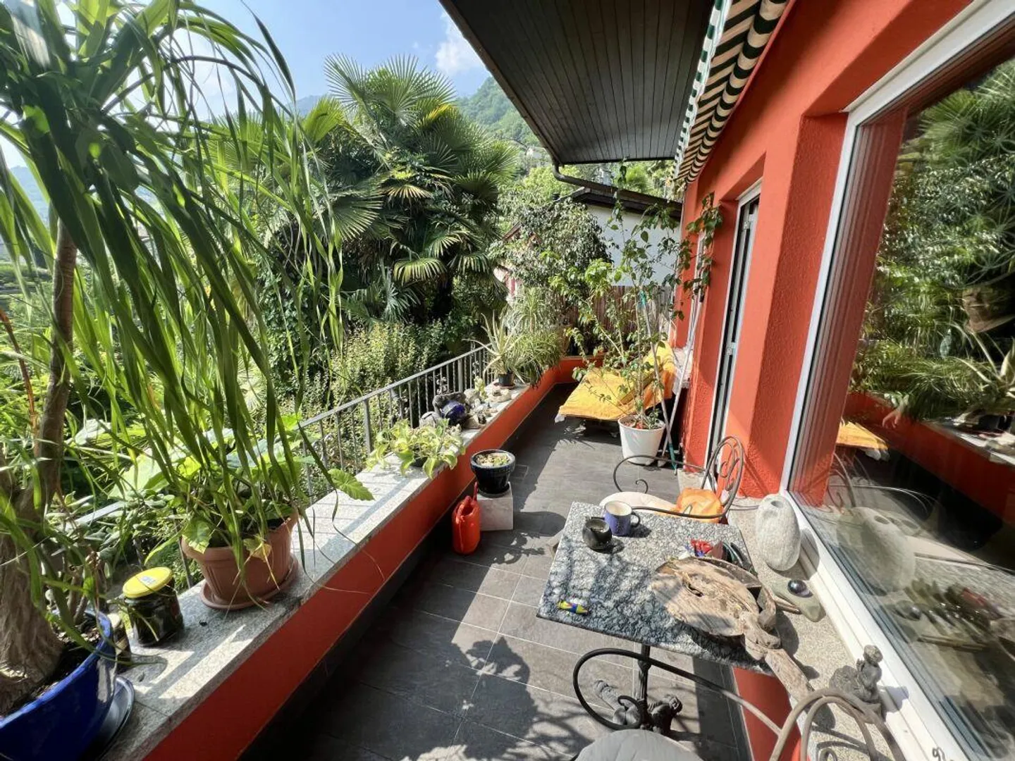 Semi-detached house with large green space - Photo 5 of 21