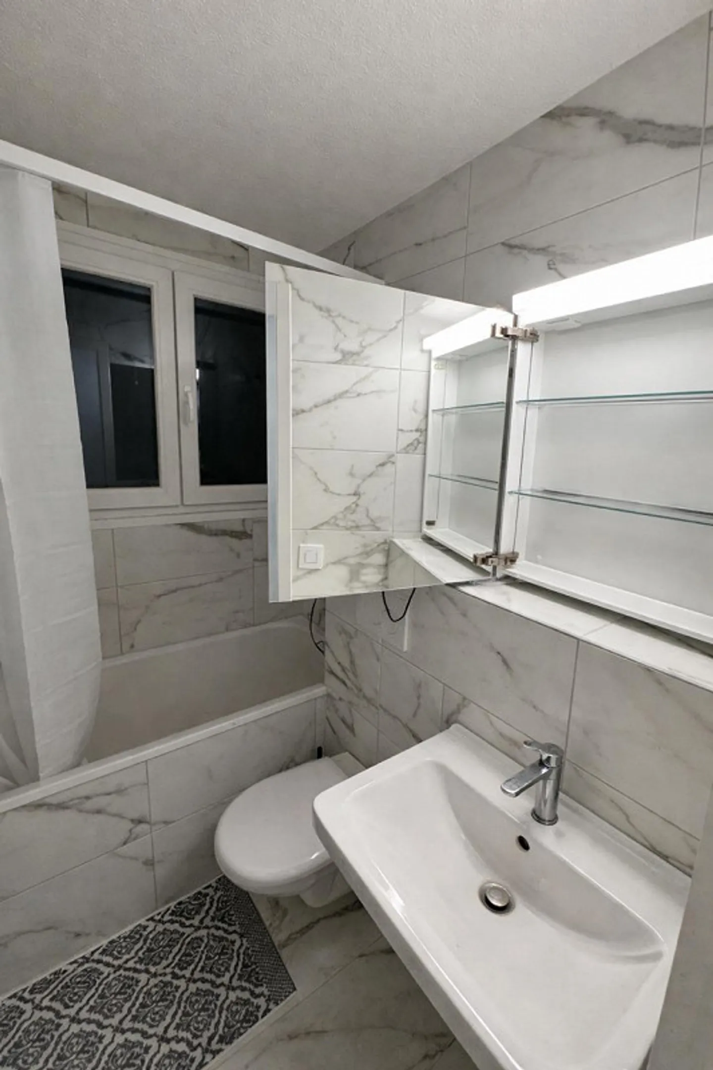 One-room apartment in Zurich with modern kitchen and bathroom on the 1st floor - Photo 2 of 16