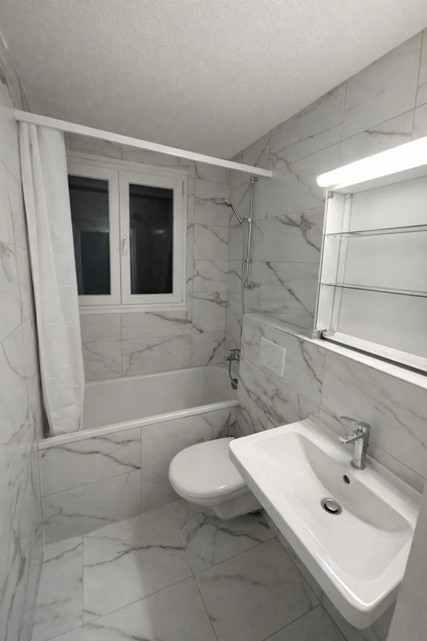 One-room apartment in Zurich with modern kitchen and bathroom on the 1st floor - Photo 6 of 16