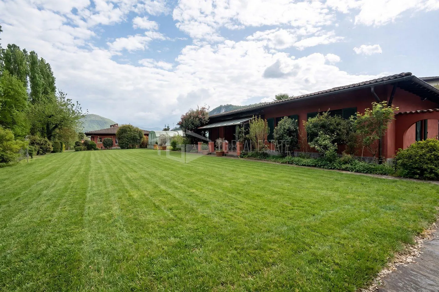 5,5-ZIMMER-HAUS MIT GARTEN, SCHWIMMBAD UND NEBENGEBÄUDE - Foto 1 von 18
