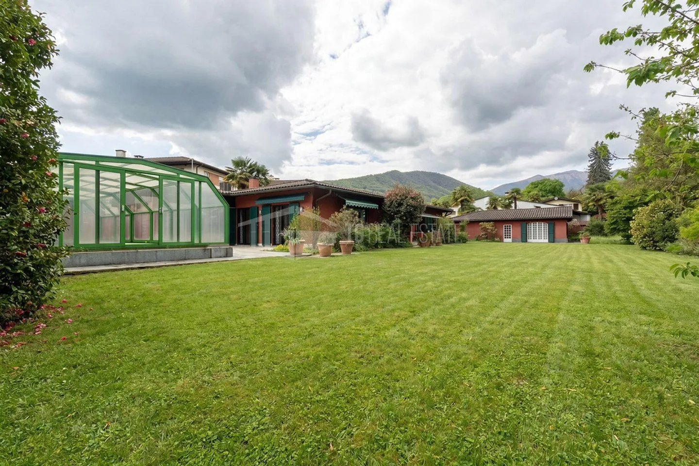 5,5-ZIMMER-HAUS MIT GARTEN, SCHWIMMBAD UND NEBENGEBÄUDE - Foto 2 von 18