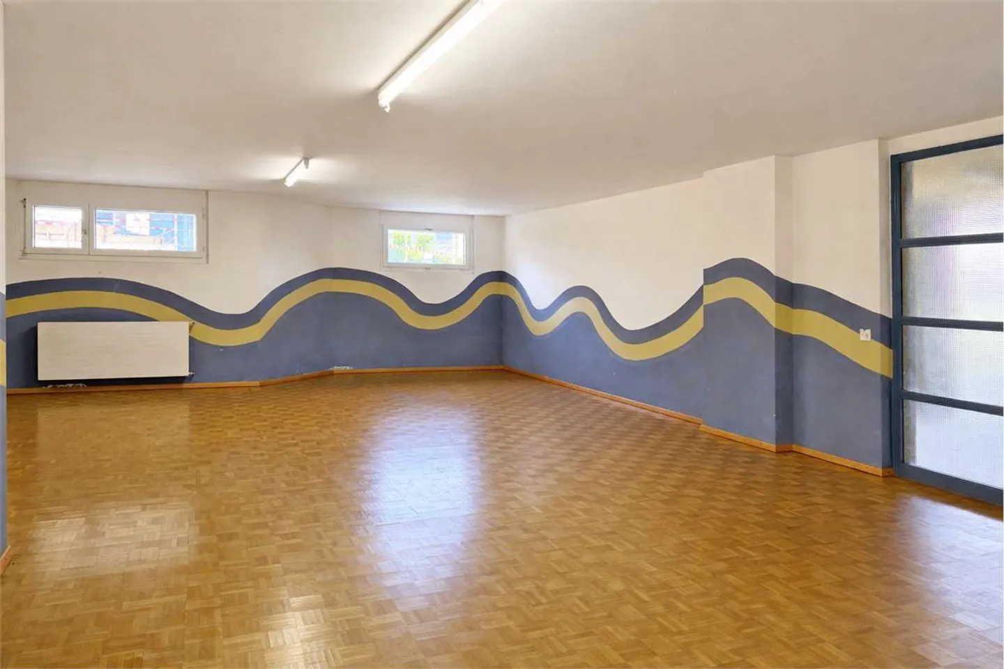 Espace polyvalent au rez-de-chaussée, chauffé et vitré - Photo 1 sur 3