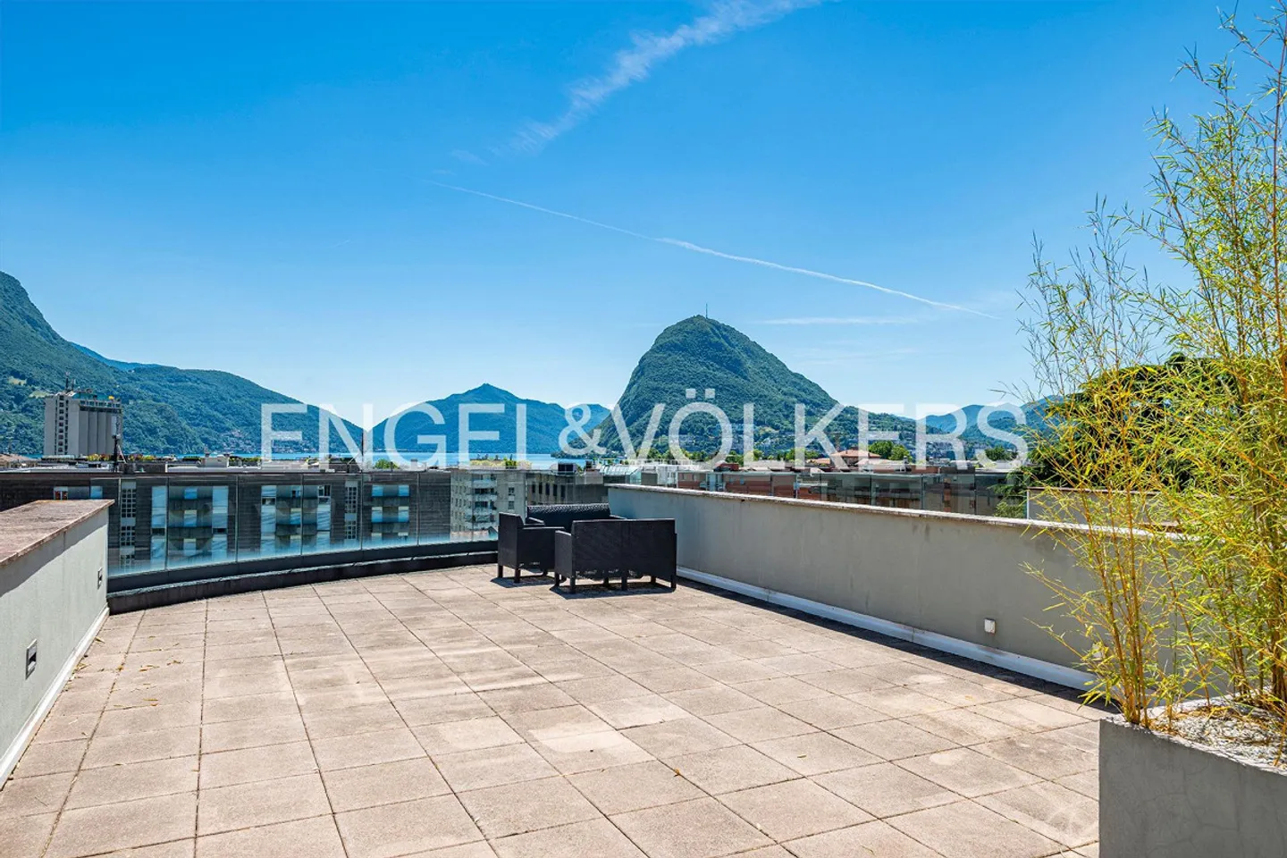 Magnifique terrasse sur le toit avec vue sur le lac - Photo 1 sur 13