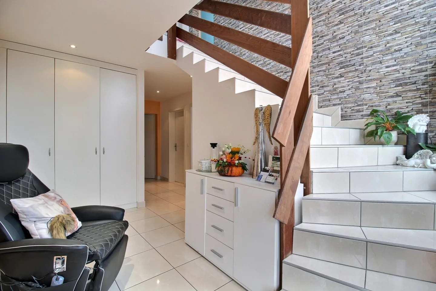 Spacious Family House - Photo 2 of 14