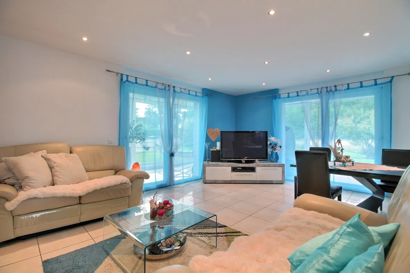 Spacious Family House - Photo 3 of 14